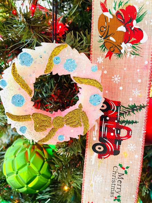 White wreath with gold